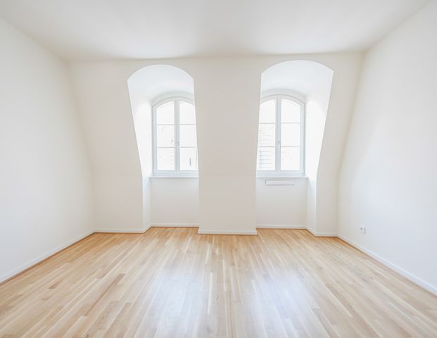 Charmante Maisonette mit zwei Bädern, lichtdurchfluteten Räumen & moderner Einbauküche - Foto 1