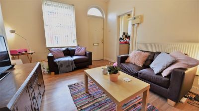 2 bedroom House in Harold Place, Leeds - Photo 4