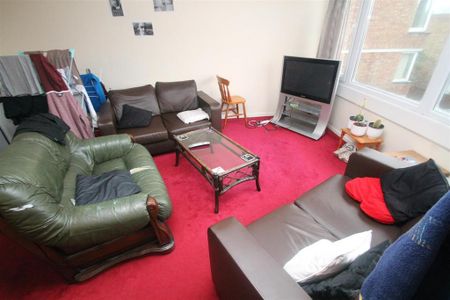 4 bedroom flat to rent - Photo 2