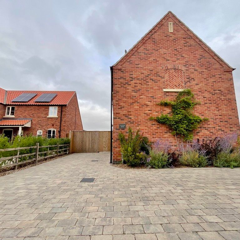 4 bedroom Detached House to let - Photo 1