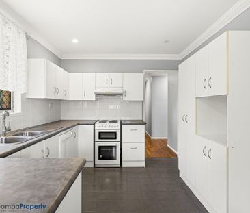 A beautifully renovated and generously sized 3-bedroom family home,... - Photo 4