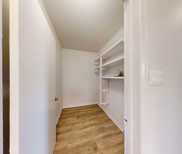 10-20 Bergamot Ave - Photo 6