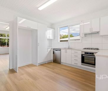 Charming Weatherboard with Bungalow – Lawn Mowing Included - Photo 6