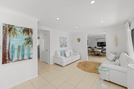 22 Maureen Court, Broadbeach Waters QLD 4218 - House For Rent | Domain - Photo 3