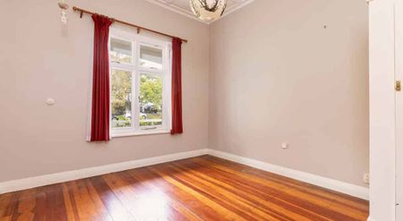 Charming 3-Bedroom Bungalow in Sought-After Western Springs - Photo 3