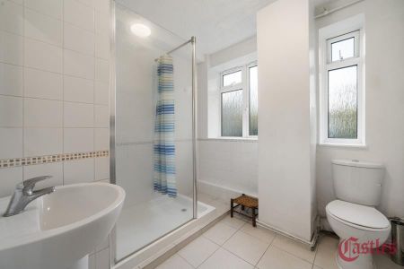 3 bedroom flat to rent - Photo 4