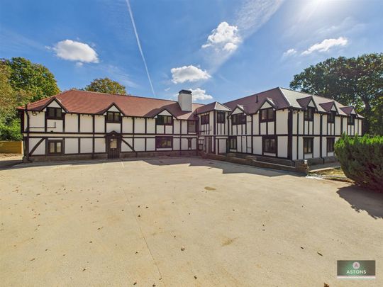 Old Hollow, Worth, Crawley - Photo 1