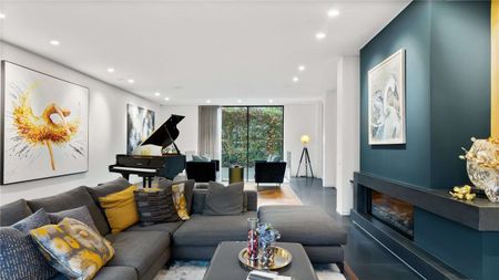 A sensational, recently completed contemporary house. - Photo 3
