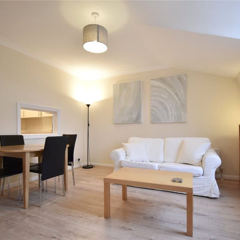 Superbly presented 1 bedroom apartment for rent within walking distance of the Grafton & City. Furnished. - Photo 1