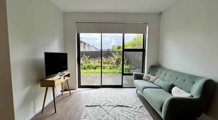 3 Bedroom home in Hobsonville with two carparks! - Photo 5