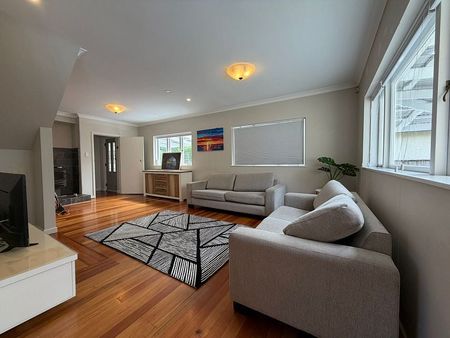 5 Bedroom with view in Mt Wellington - Photo 2