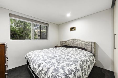 Ultra-Convenient Two Bedroom Apartment in Sought-After Location - Photo 4