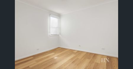 Spacious Renovated Three Bedroom Apartment - Photo 5
