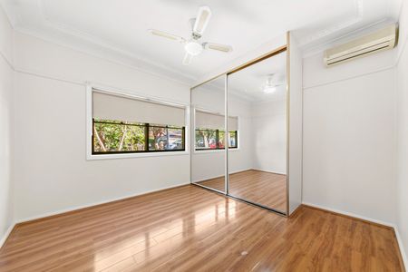 Perfectly Located Three Bedroom Family Home with Air Conditioning! - Photo 2