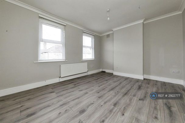 4 bedroom semi-detached house to rent - Photo 1