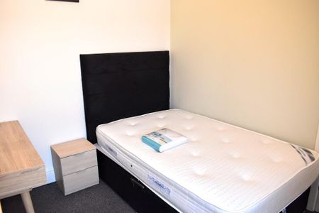 4 bedroom terraced house to rent - Photo 2