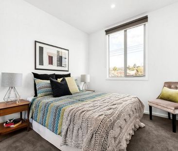 STUNNING 3 BEDROOM - TRI LEVEL - GARAGE & CARPORT - Photo 4