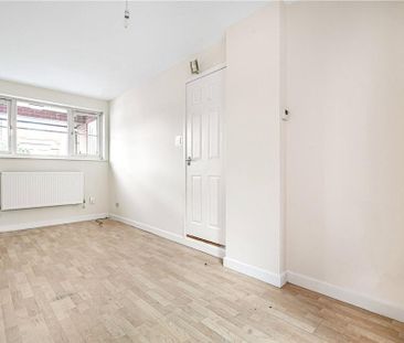 3 bedroom detached house to rent - Photo 2