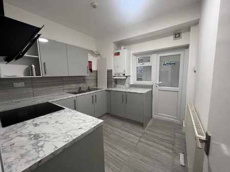 1 bedroom in a flat share to rent - Photo 5