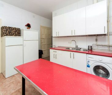 Ample room with window with street view in shared apartment, Puerta del Sol - Photo 4