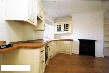 Bedroom Maisonettet Floor In Cranleigh, GU6 - Photo 2