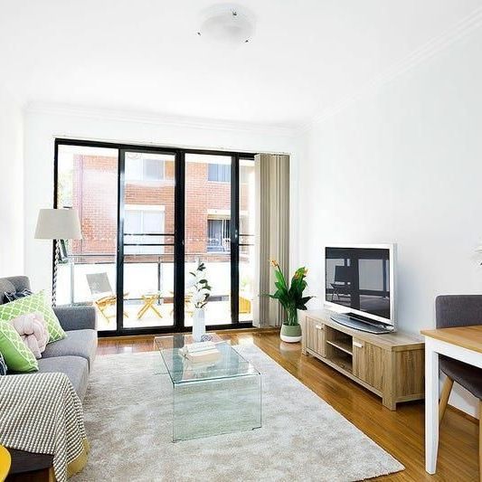 Sensational And Spacious Three Bedroom Apartment In Prime Locale - Photo 1