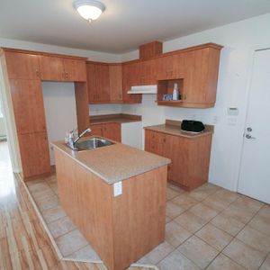 Condo, 5 1/2 Saint-Hubert, libre 1er juillet 2026, Électricité incluse, Air climatisé - Photo 2