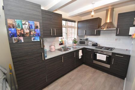 3 bedroom flat to rent - Photo 5