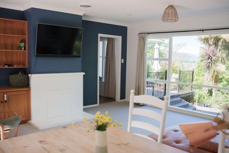 Sunny Elevated Home Near Tahunanui Beach – Privacy, Views and Character - Photo 5