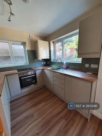 4 bedroom semi-detached house to rent - Photo 4