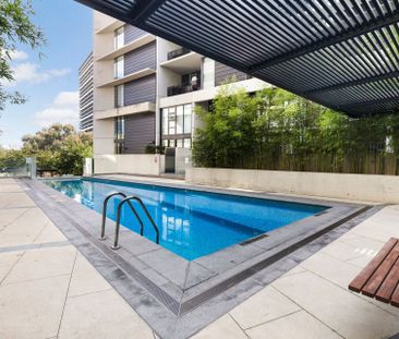 Contemporary 2 bedroom apartment with expansive outdoor living - Photo 4