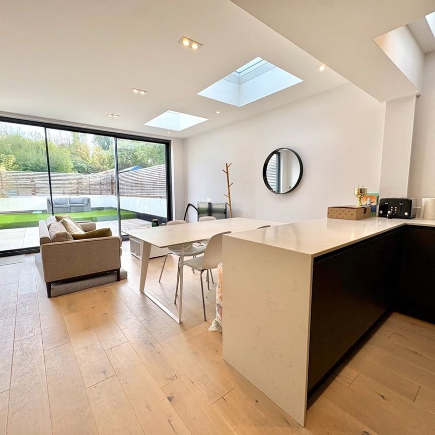 3 Bed Flat, Earlsfield Road, SW18 - Photo 1
