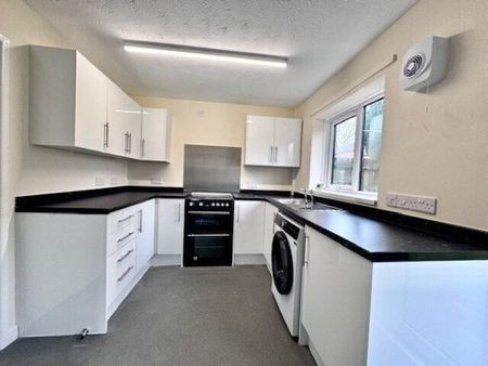 Sevenoaks drive, Bolton BL3 - Photo 2