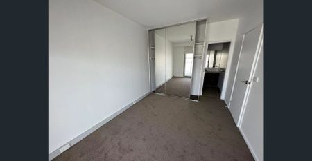 Newly renovated 3 Bedroom Apartment - Photo 4