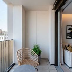 Luxurious 2-Bedroom Apartment with Private Balcony & High-End Amenities in Central London - Photo 1