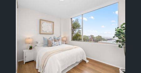 Light Filled & Renovated with Shimmering City Skyline & Harbour Views - Photo 5