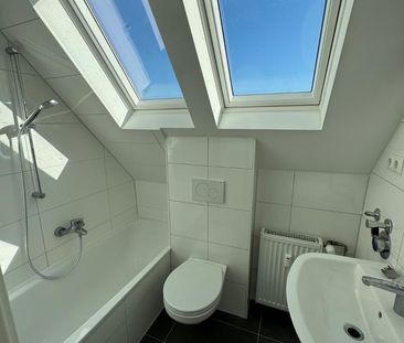 Moderne 2-Zimmer-Dachgeschosswohnung mit kernsaniertem Bad – Sofort... - Photo 1