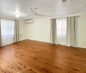 Located in a quiet cul-de-sac, family friendly area with convenient... - Photo 2