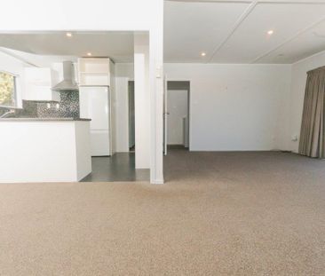 Bright, Calm & Pet-Friendly Home in Glendene - Photo 2