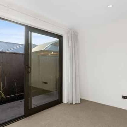 Modern 2 bedroom Townhouse! - Photo 1