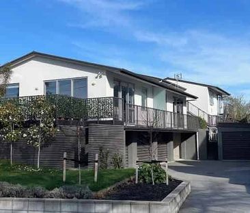 Modern 2BR City Haven - Deck & Garden! - Photo 3