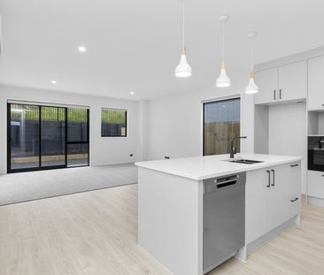 For rent is a luxurious, high-spec three-bedroom townhouse located ... - Photo 2