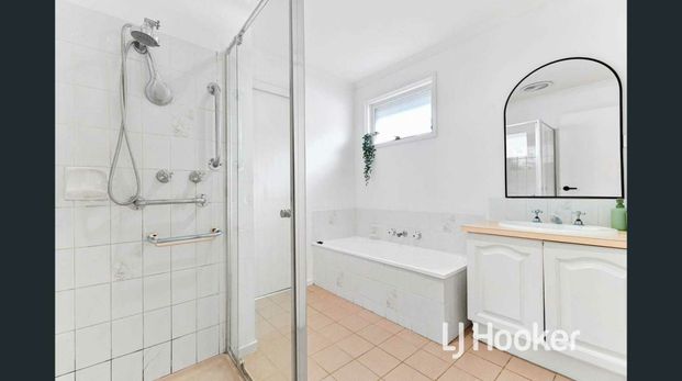 2/4 King David Court, Hampton Park VIC - Photo 1