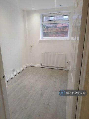 4 bedroom terraced house to rent - Photo 5