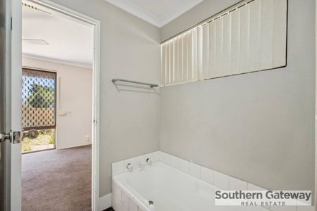 COSY FAMILY HOME IN CONVENIENT LOCATION - Photo 2