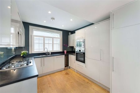 Bright two bedroom mews house with wood floors throughout, located off the Fulham Road - Photo 2