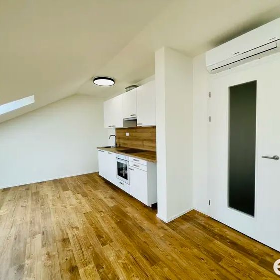 Pronájem podkrovní a krásné bytové jednotky 1+kk, 38,8 m - Photo 1