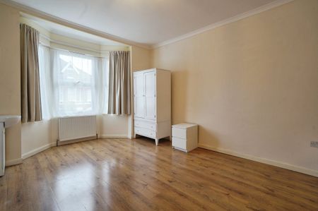 3 bed terrace house, SW12 - Photo 2