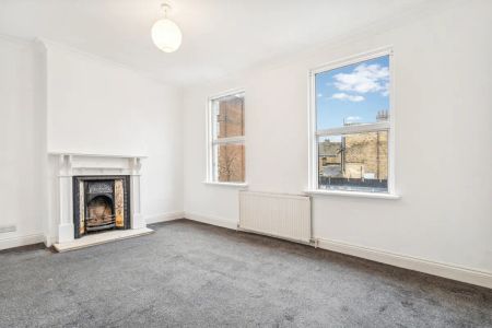 2 bedroom flat in Hackney - Photo 2