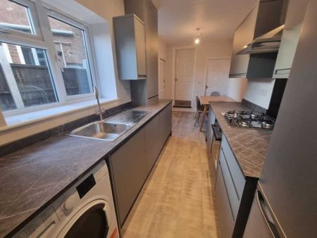 3 Bed Student Accommodation - Photo 4